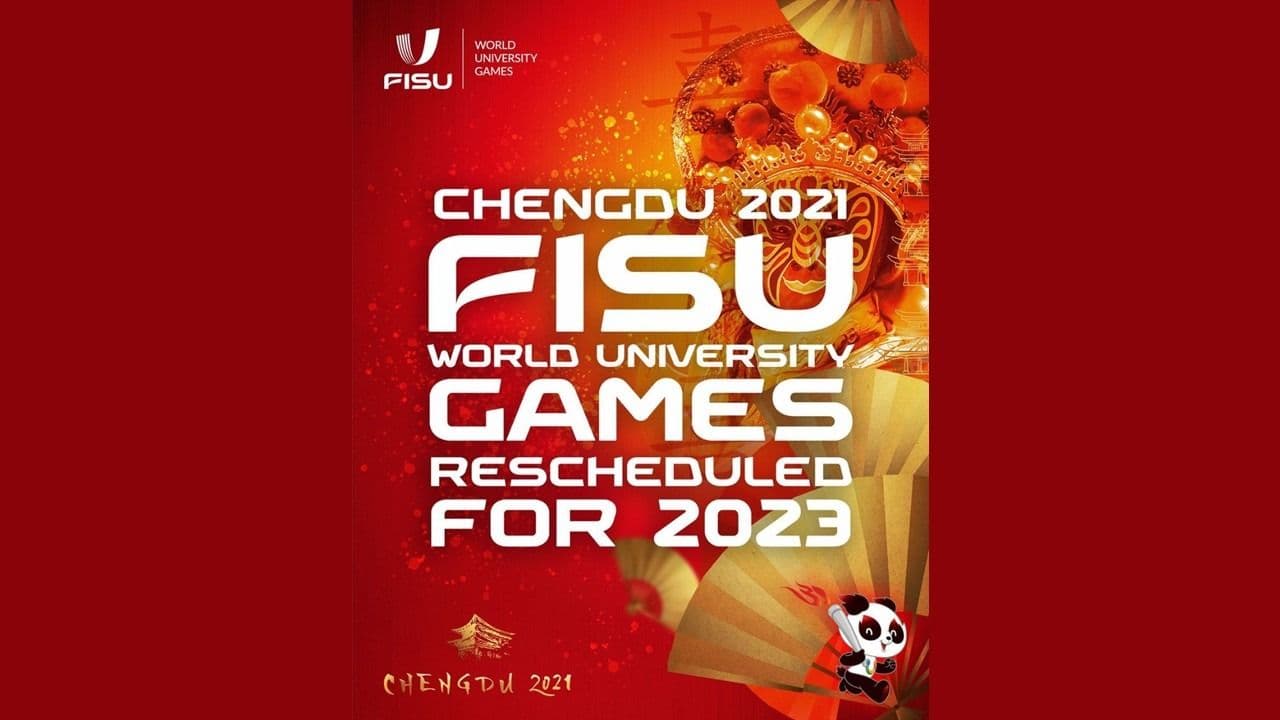 Plakat for Chengdu 2021 FISU World University Games med teksten «rescheduled for 2023», på rød bakgrunn med kinesiske motiver og en pandamaskott.