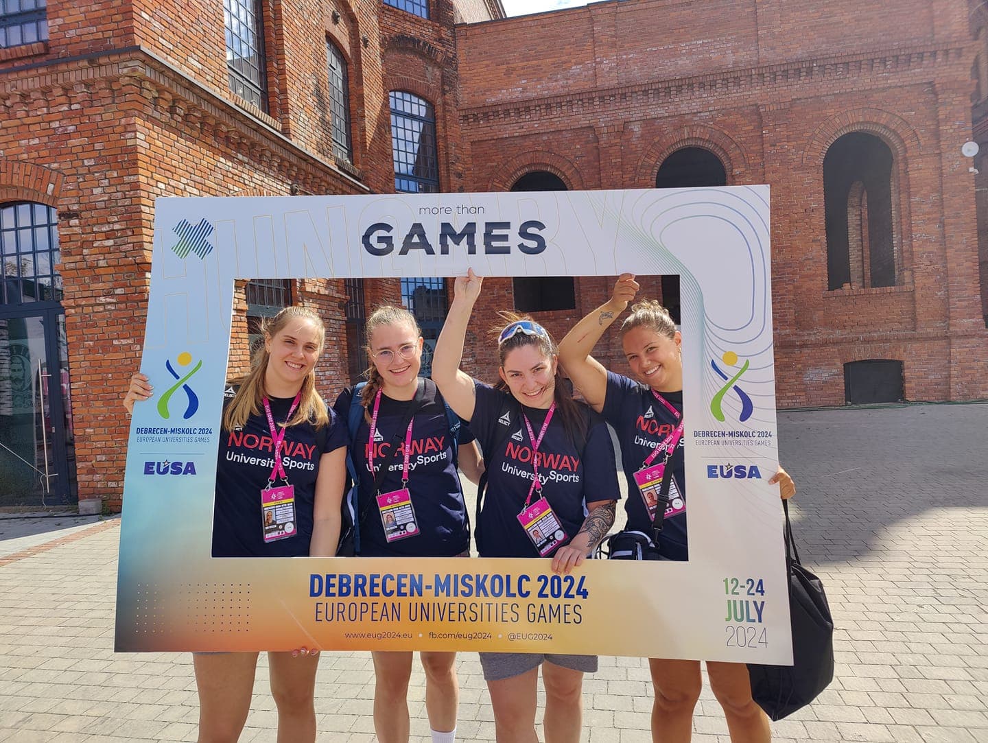 Fire kvinner i «Norway University Sports»-drakter poserer i en fotoramme for European Universities Games Debrecen-Miskolc 2024.