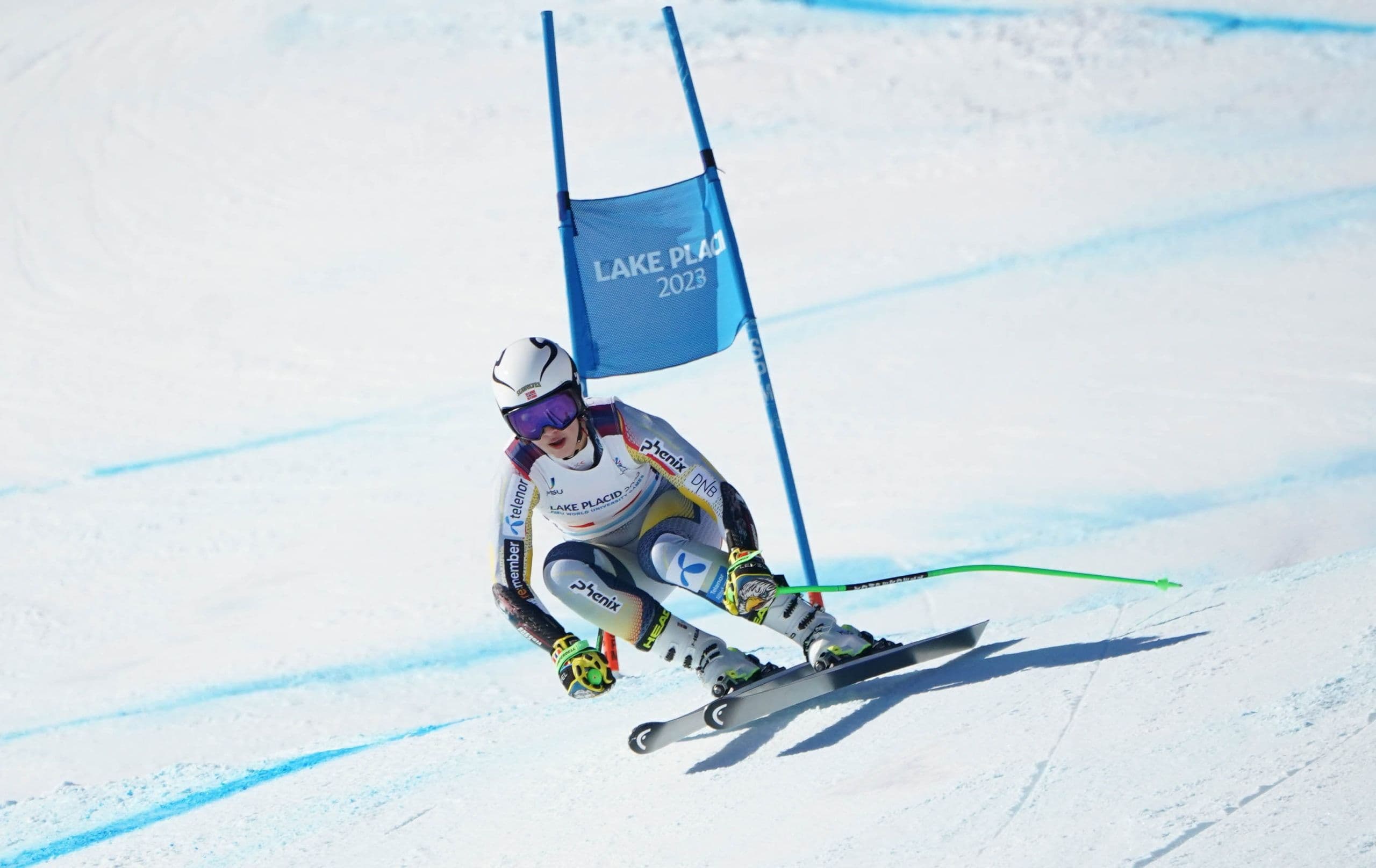 En alpinist svinger rundt en portstang i et storslalåmløp under Lake Placid 2023.