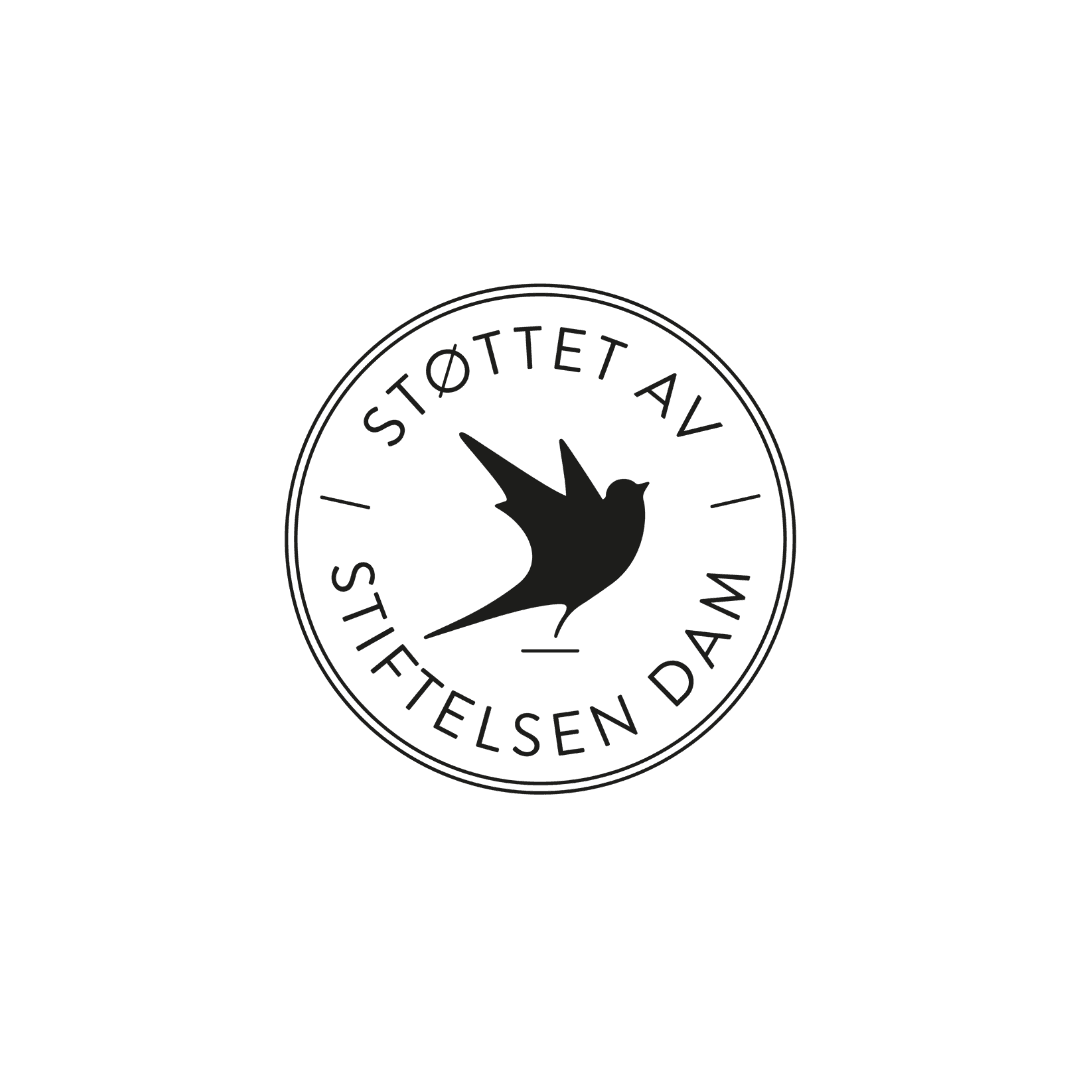 Logo med en svart svale i en sirkel og teksten «Støttet av Stiftelsen Dam».