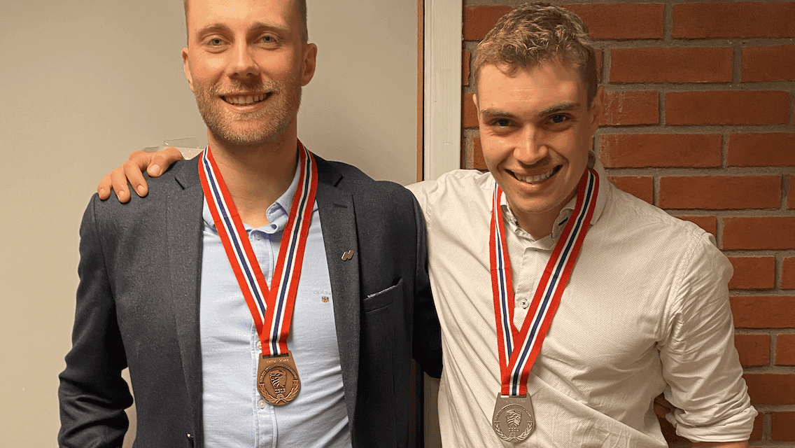 To menn står side om side med medaljer i norske bånd rundt halsen.