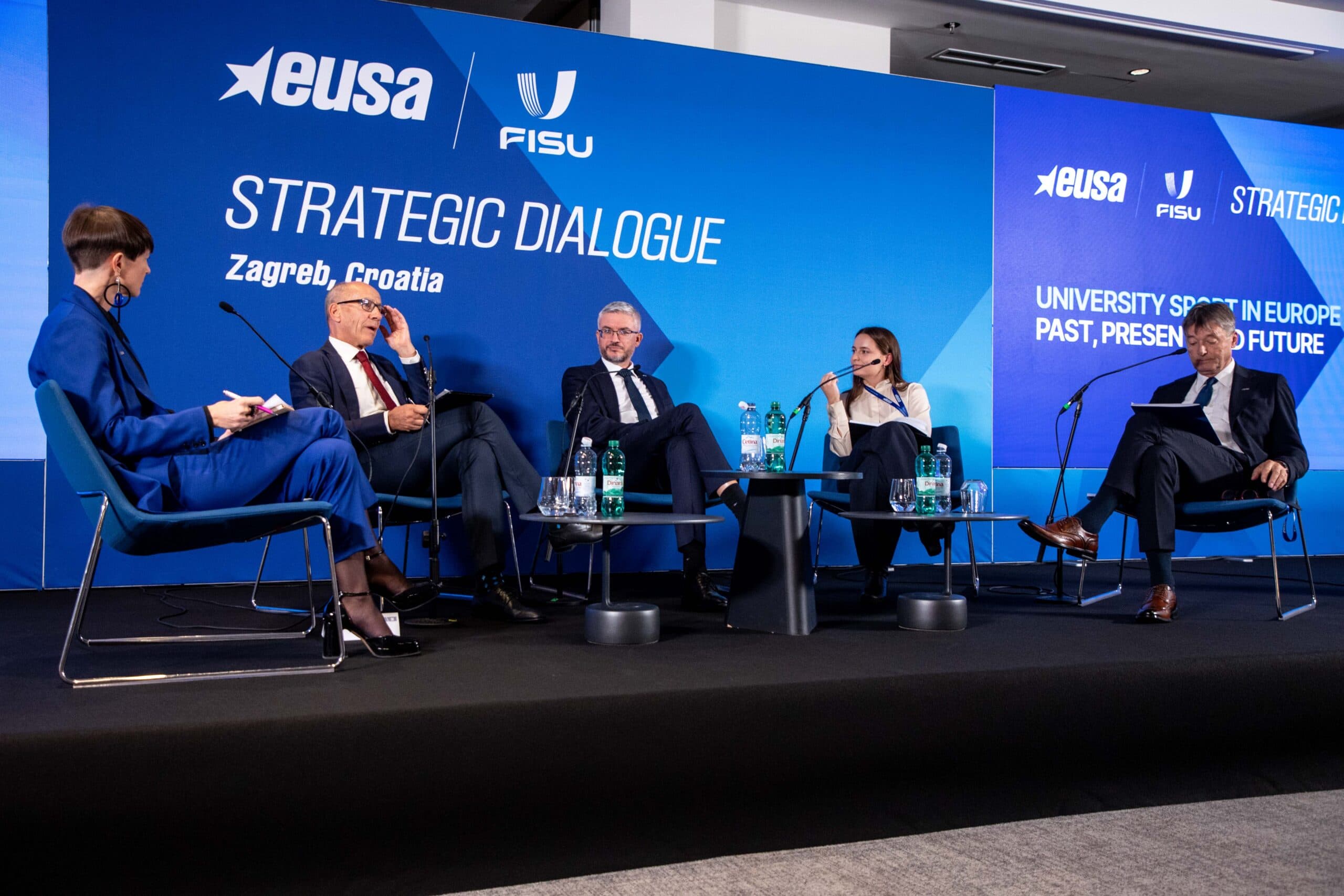 Fem personer i en paneldebatt på scenen under EUSA og FISU sin Strategic Dialogue i Zagreb.