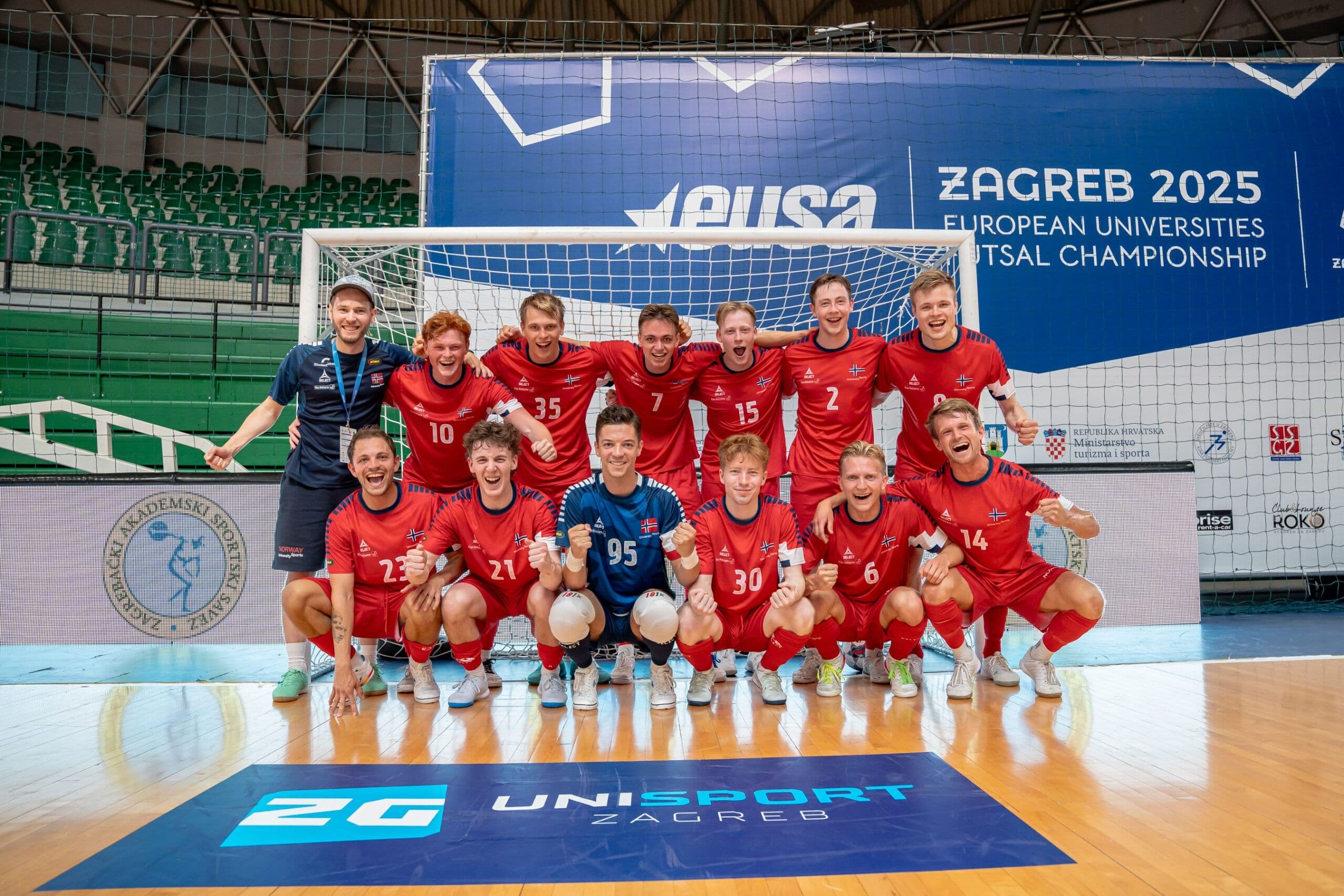 Lagbilde av et futsallag i røde drakter under European Universities Futsal Championship i Zagreb 2025.