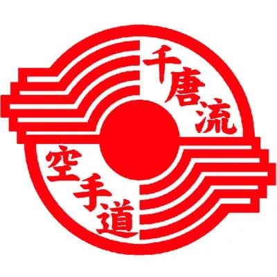 Rød karatelogo med japanske skrifttegn.