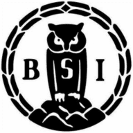 Logo for BSI med en ugle sittende på en fjelltopp inne i en laurbærkrans.