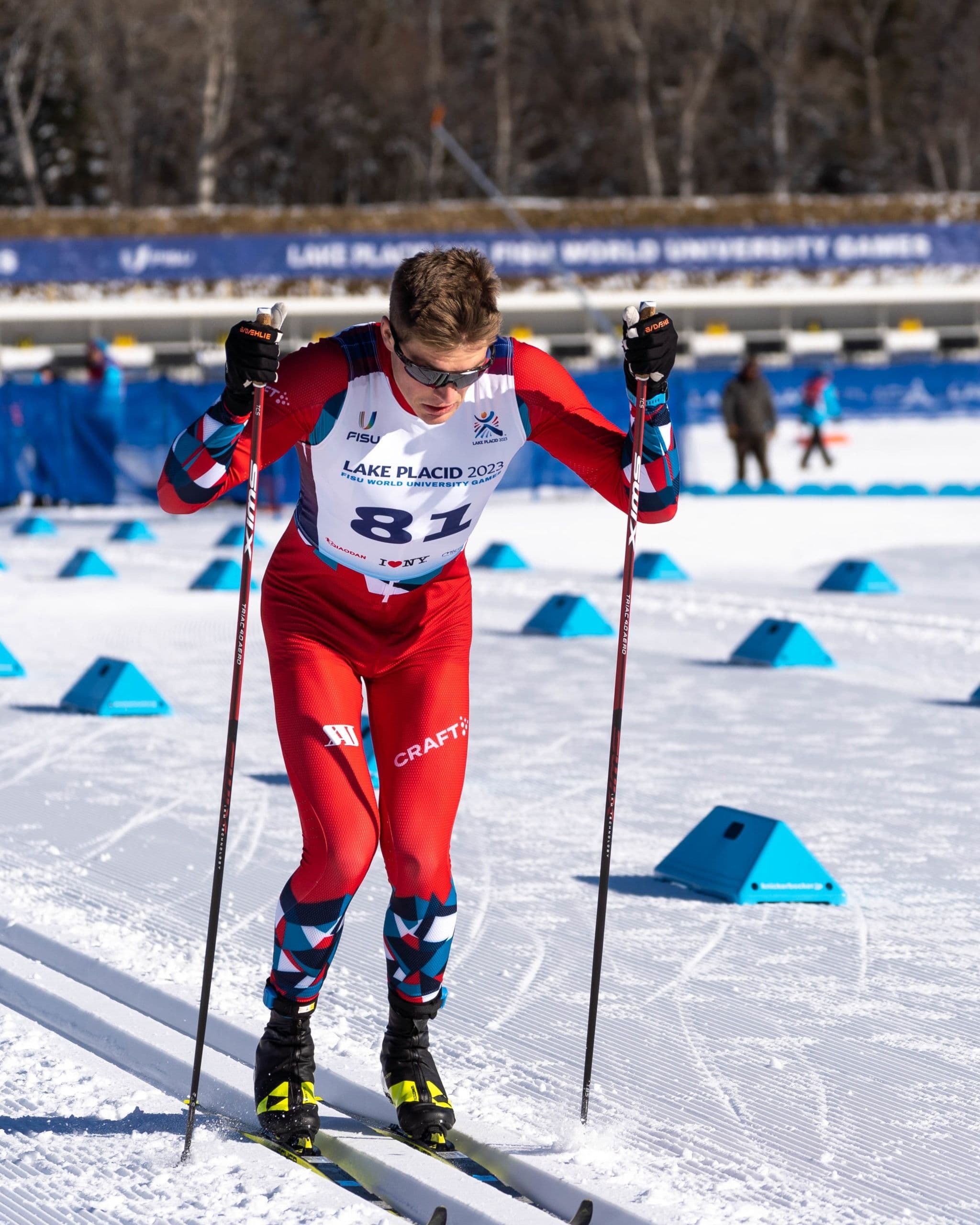 En langrennsløper i norsk drakt staker seg fram i sporet under Lake Placid 2023 FISU World University Games.