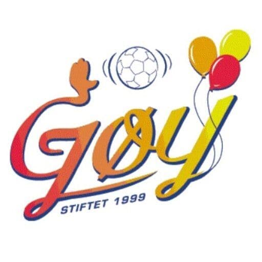 Logo med teksten «GØY» og «Stiftet 1999», med en fotball og ballonger.