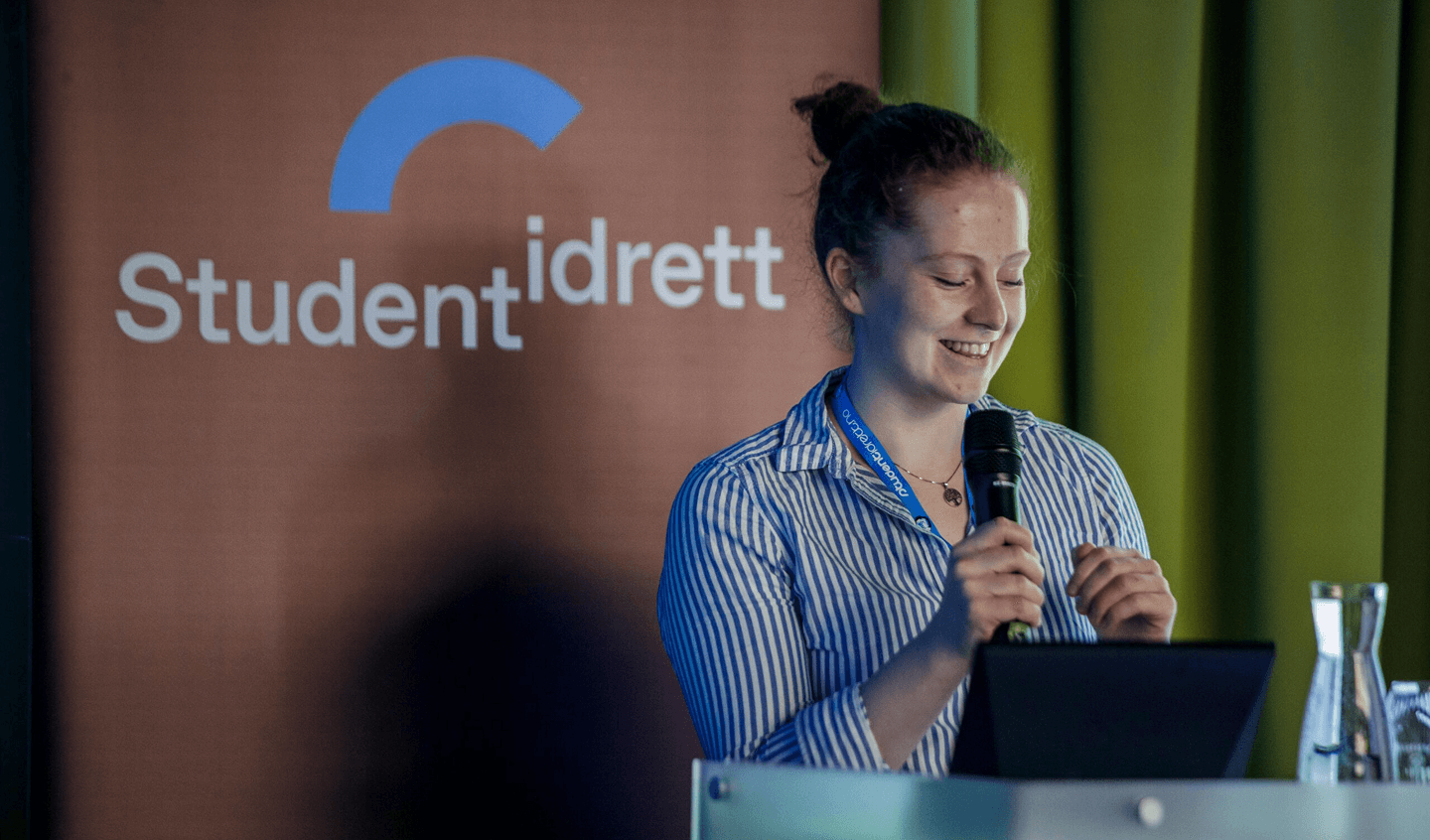 Kvinne holder en presentasjon