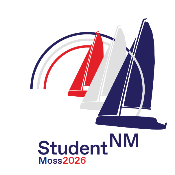 Logo for Student-NM i seiling i Moss 2026, med tre stiliserte seilbåter i rødt, hvitt og blått.