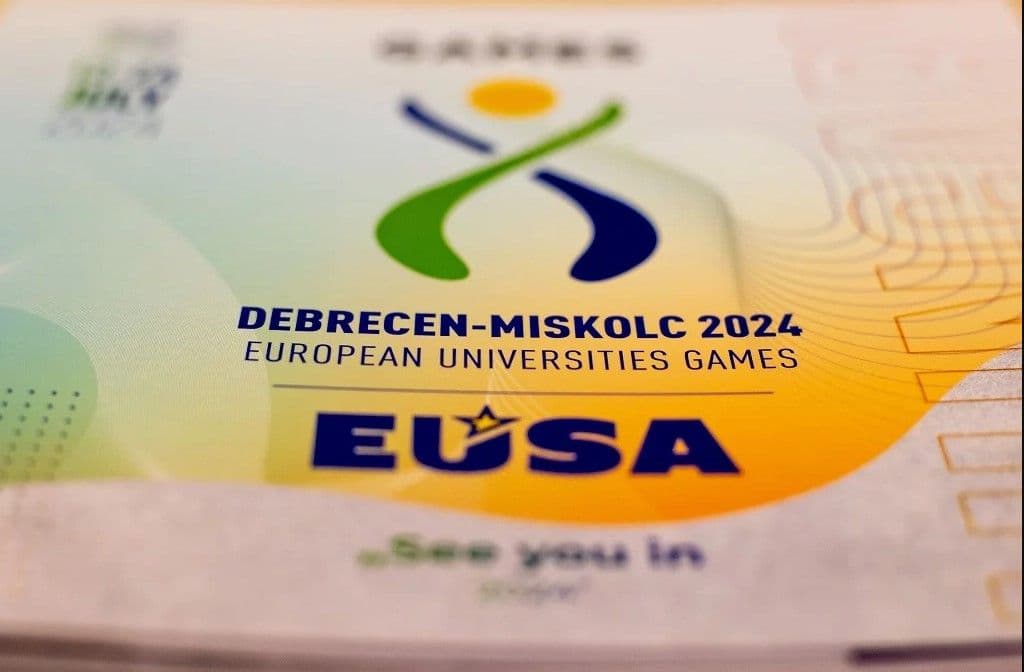 Nærbilde av et akkrediteringskort med logoen for European Universities Games Debrecen-Miskolc 2024.