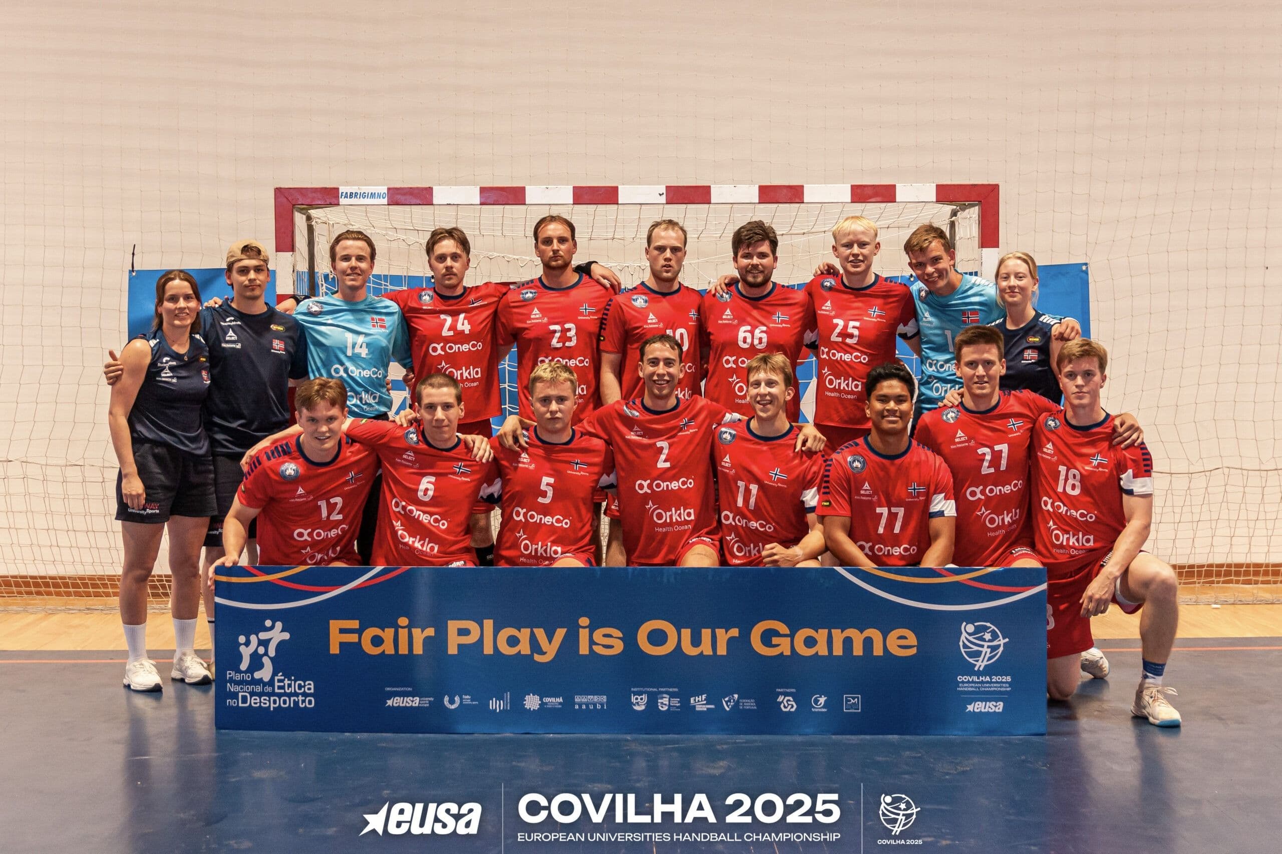 Lagbilde av et norsk håndballag foran en banner med teksten «Fair Play is Our Game» under Covilha 2025.