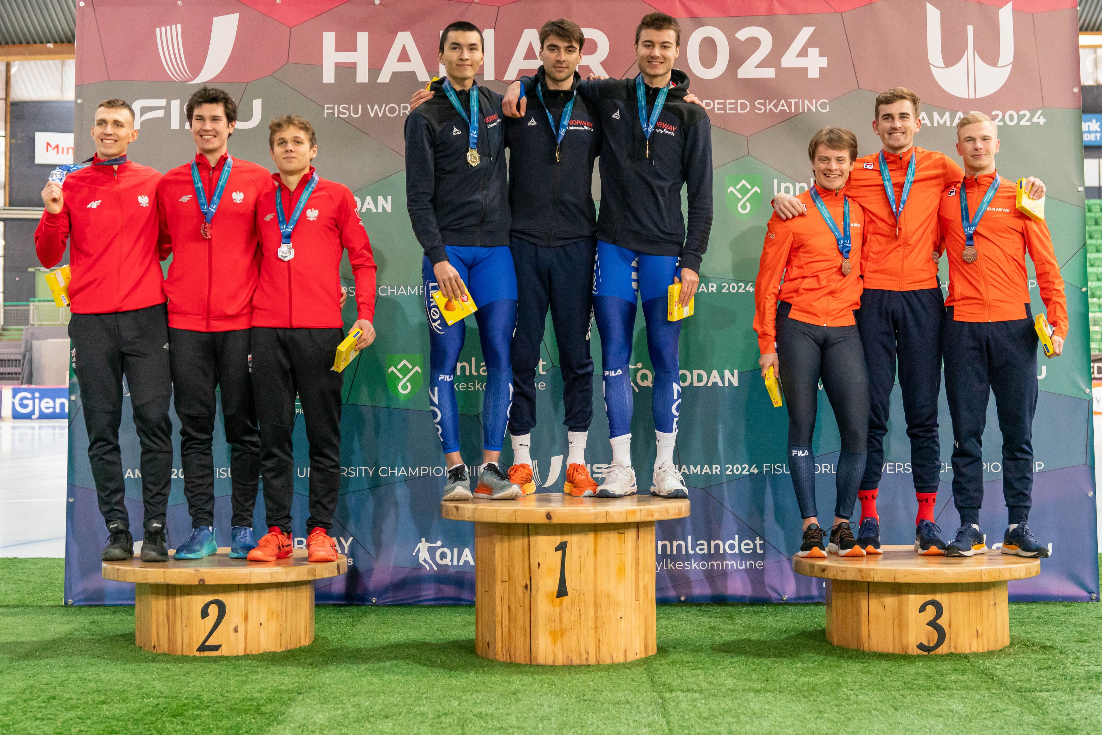 Premieseremoni i lagtempo på skøyter under Hamar 2024, med tre lag på seierspallen.