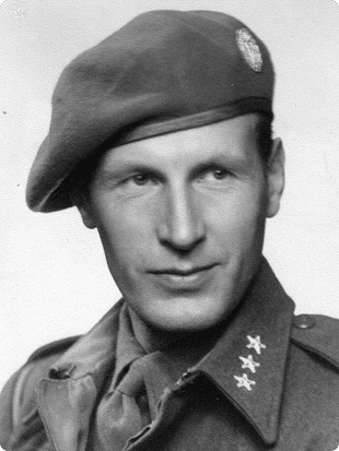 Svart-hvitt-portrett av en mann i militæruniform med basker og distinksjoner.