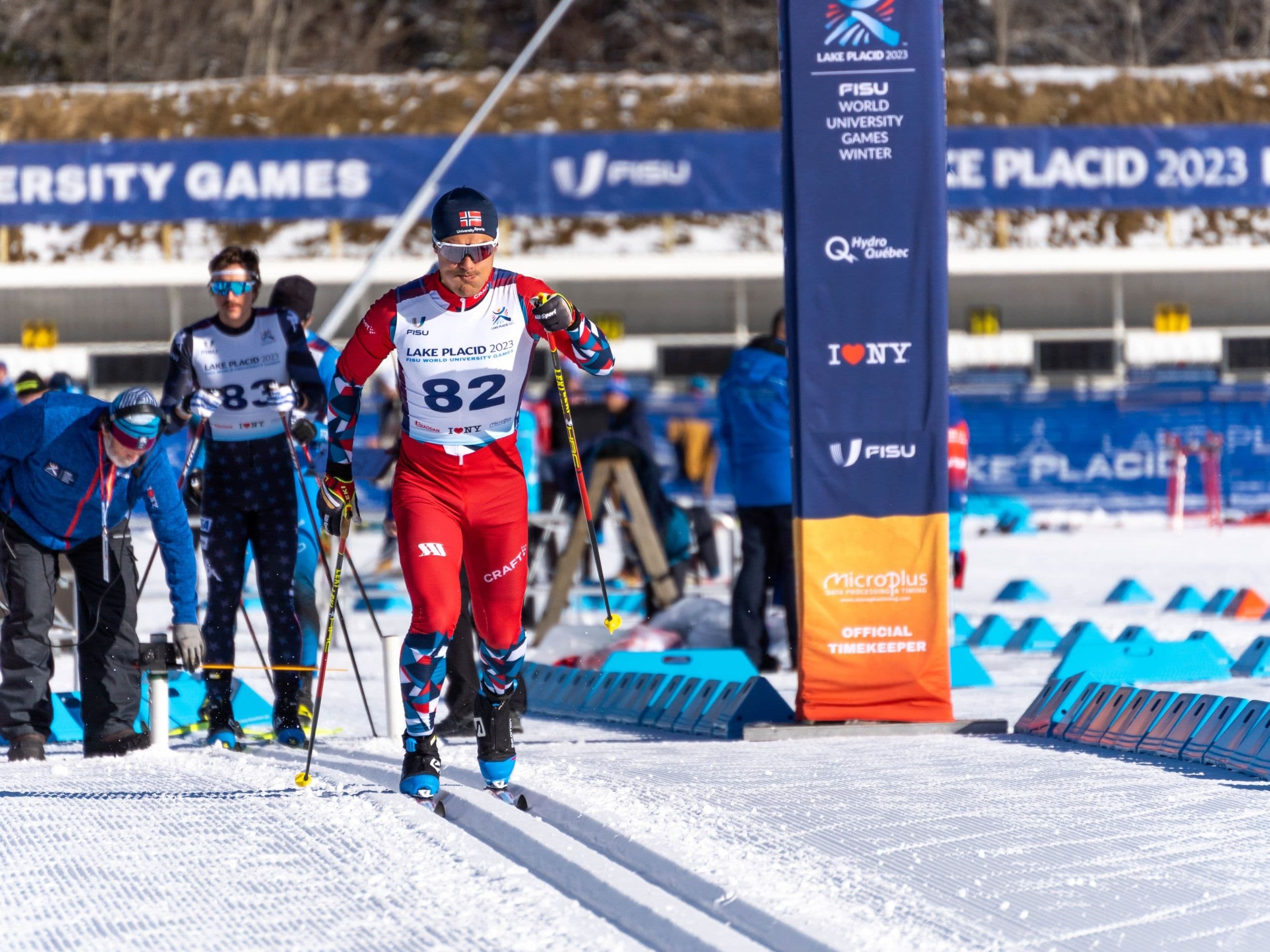 En langrennsløper med startnummer 82 i norsk drakt under World University Games i Lake Placid 2023.